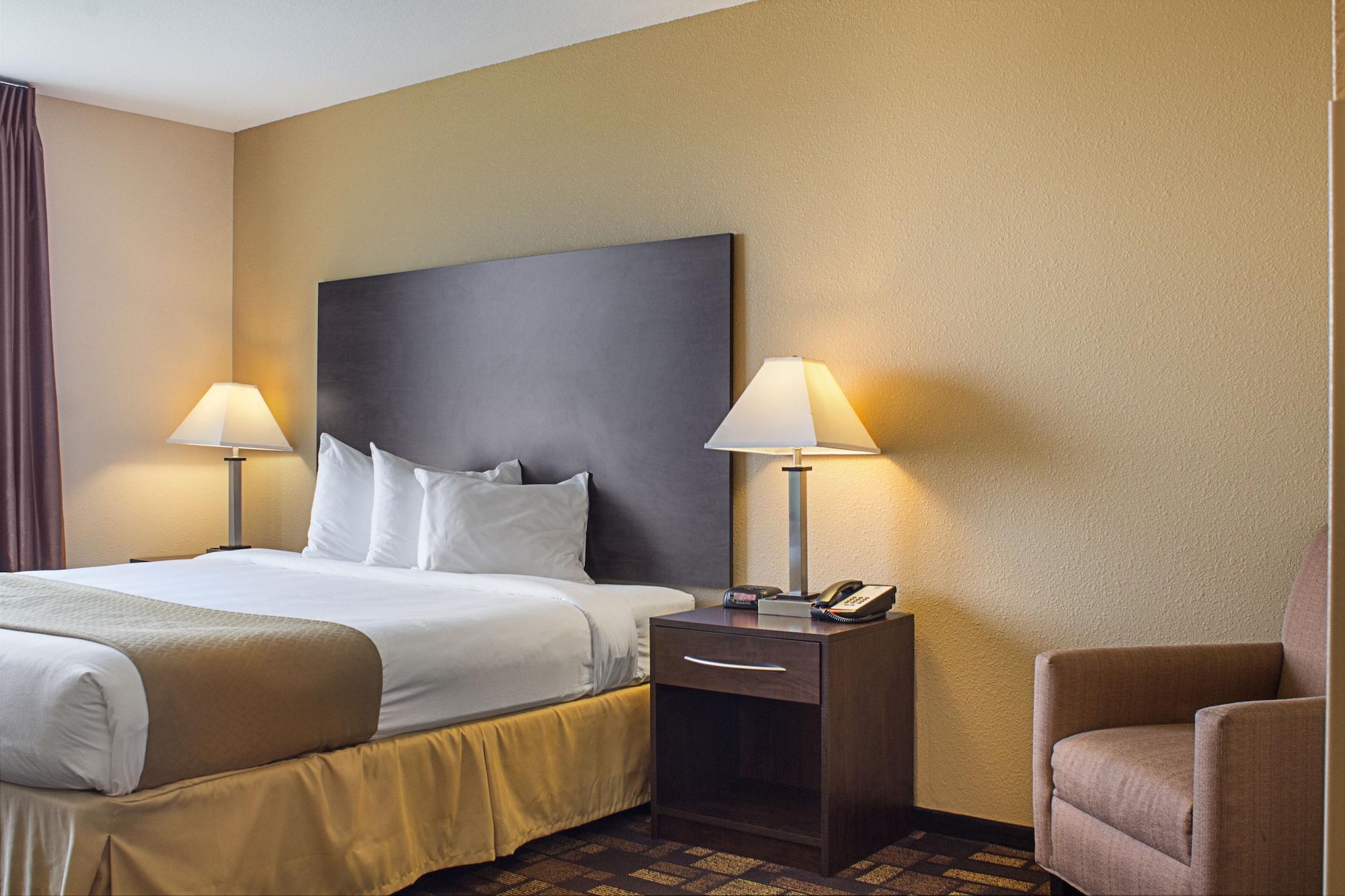 Quality Inn & Suites Minot Exterior photo
