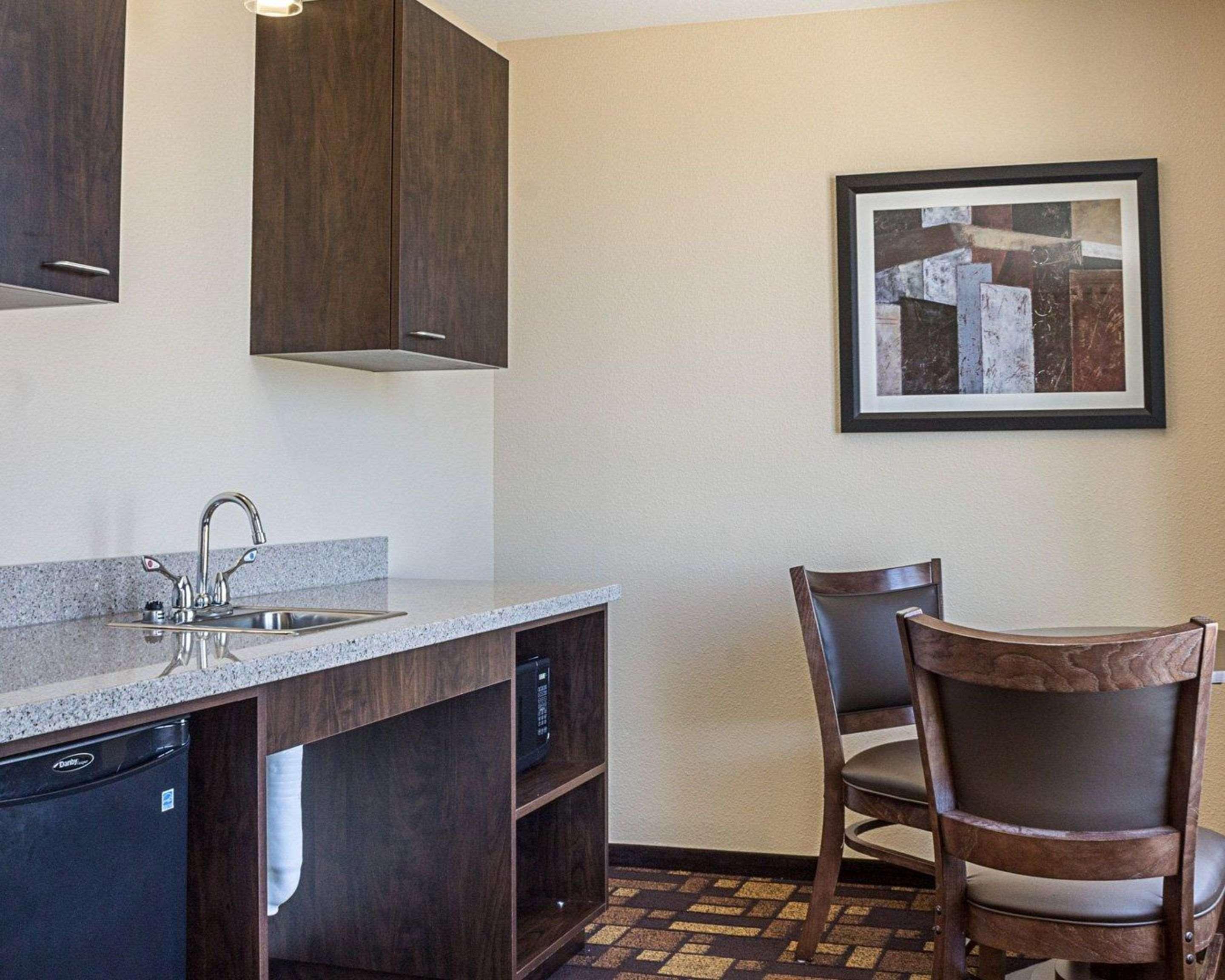 Quality Inn & Suites Minot Exterior photo