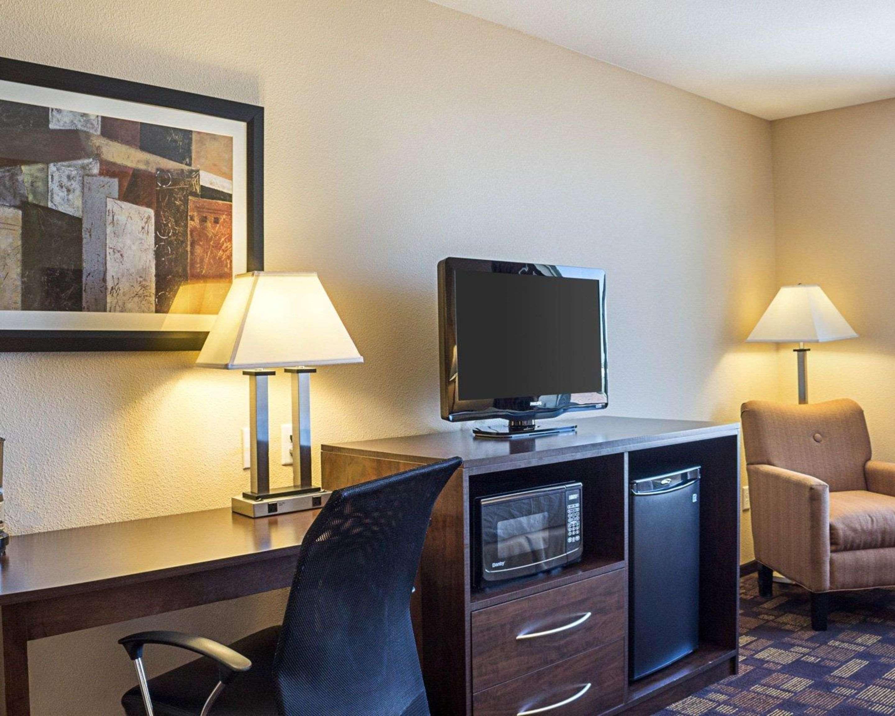Quality Inn & Suites Minot Exterior photo