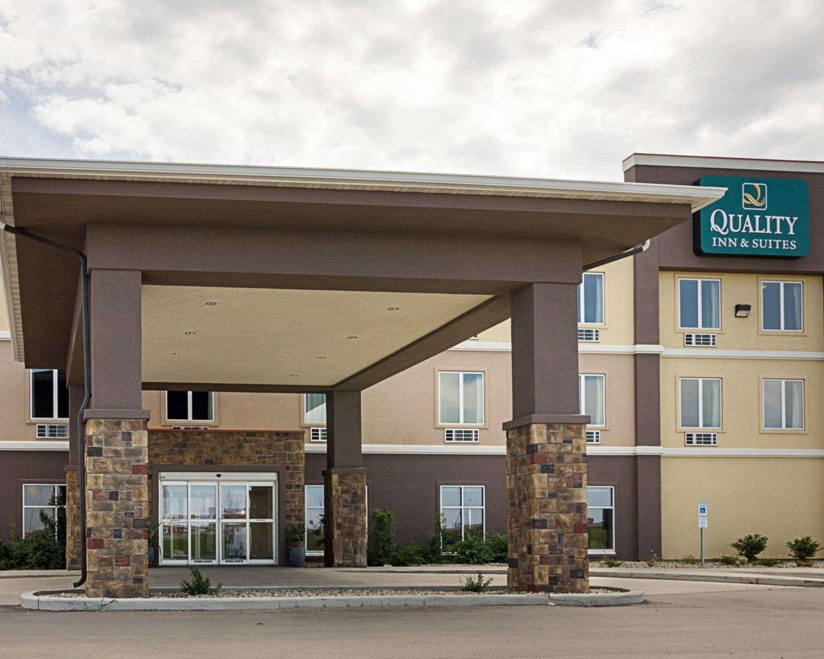 Quality Inn & Suites Minot Exterior photo