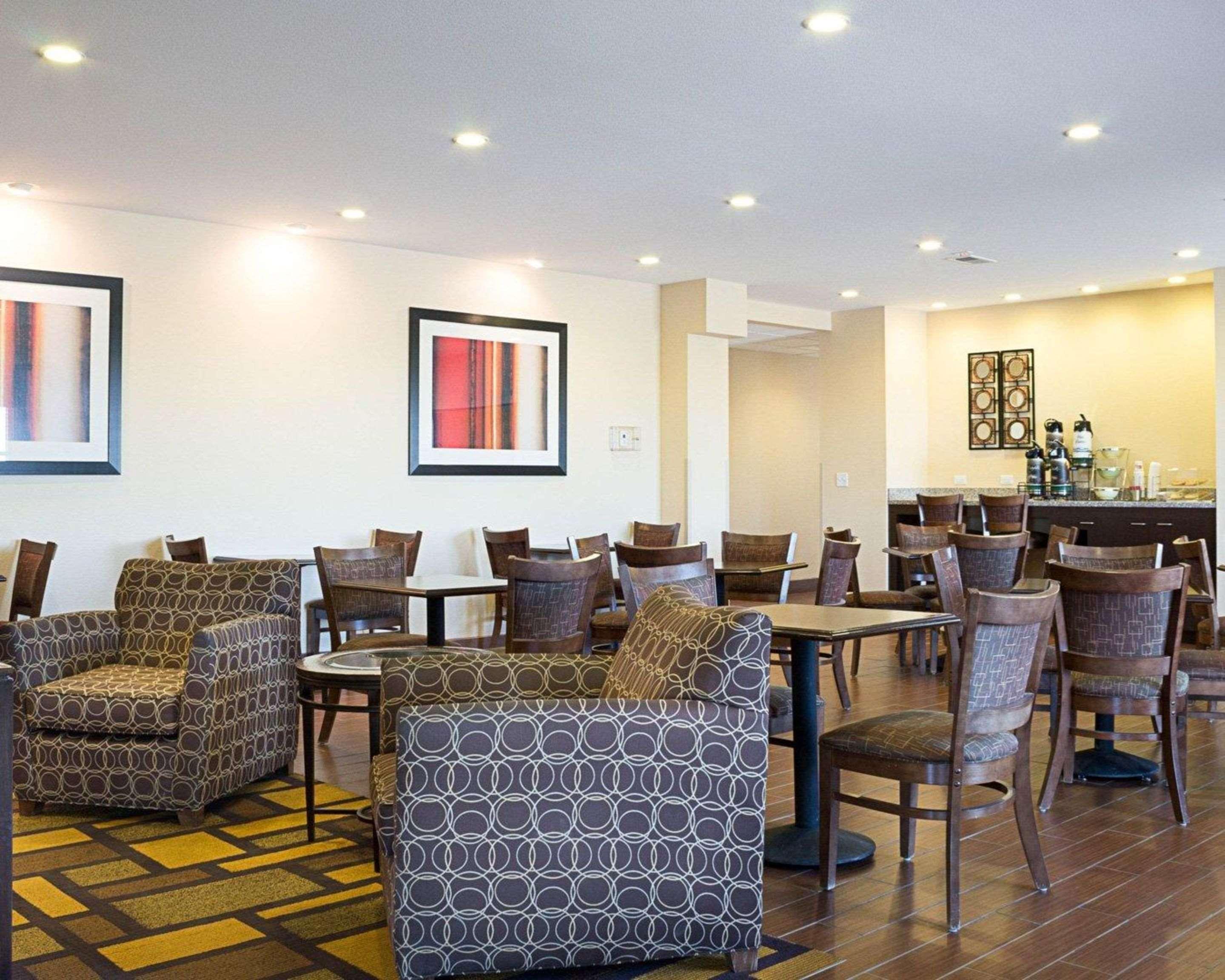 Quality Inn & Suites Minot Exterior photo