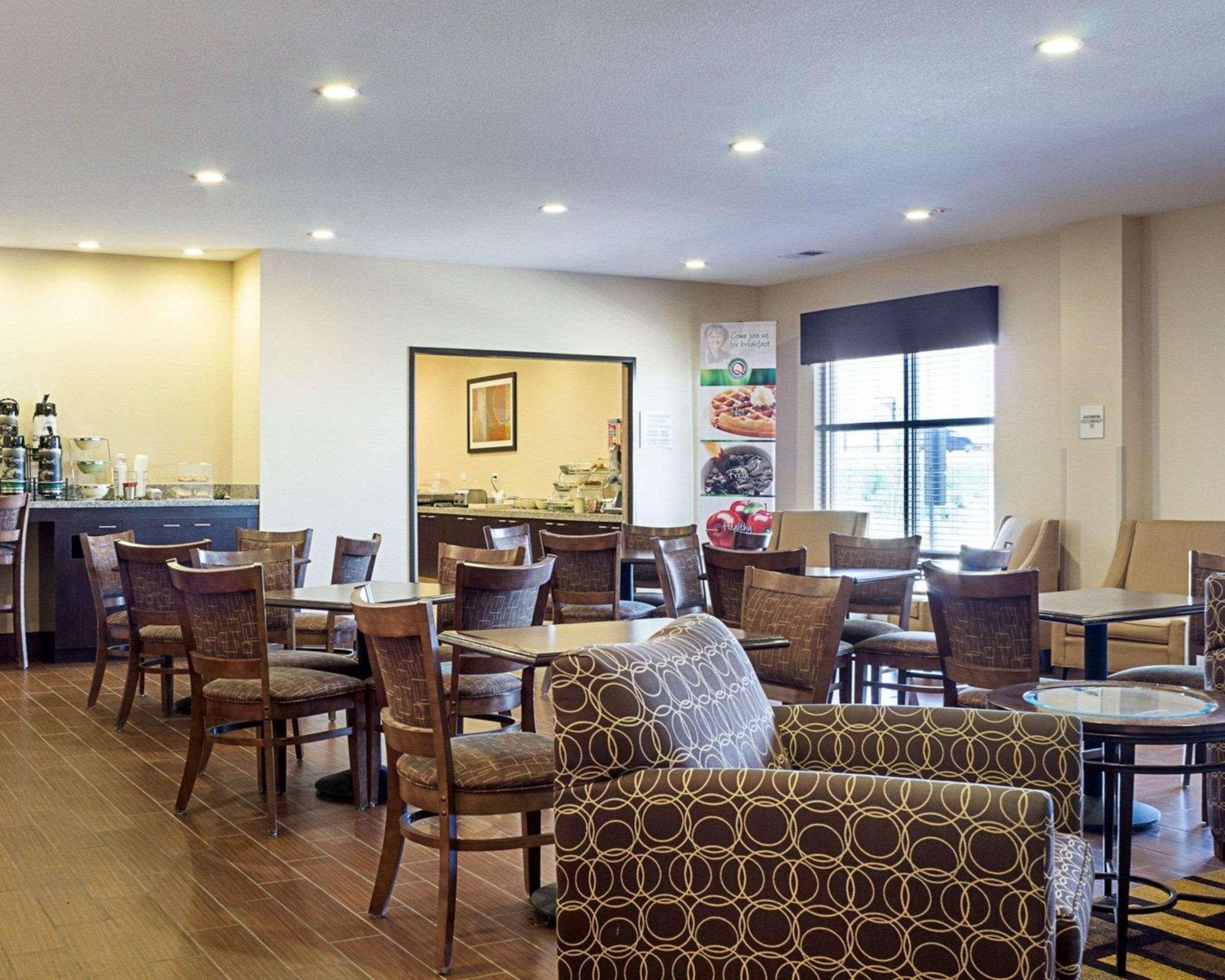 Quality Inn & Suites Minot Exterior photo