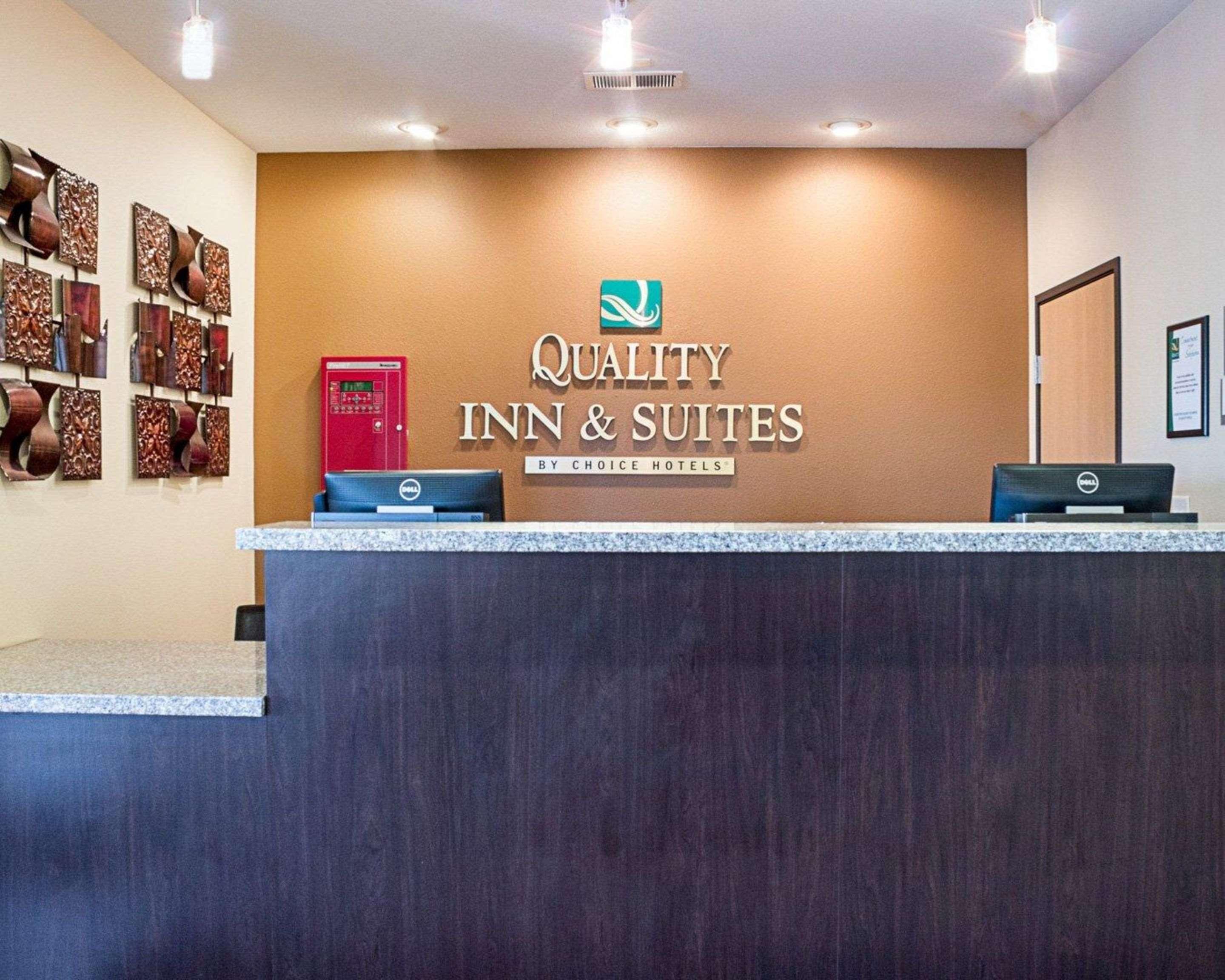 Quality Inn & Suites Minot Exterior photo
