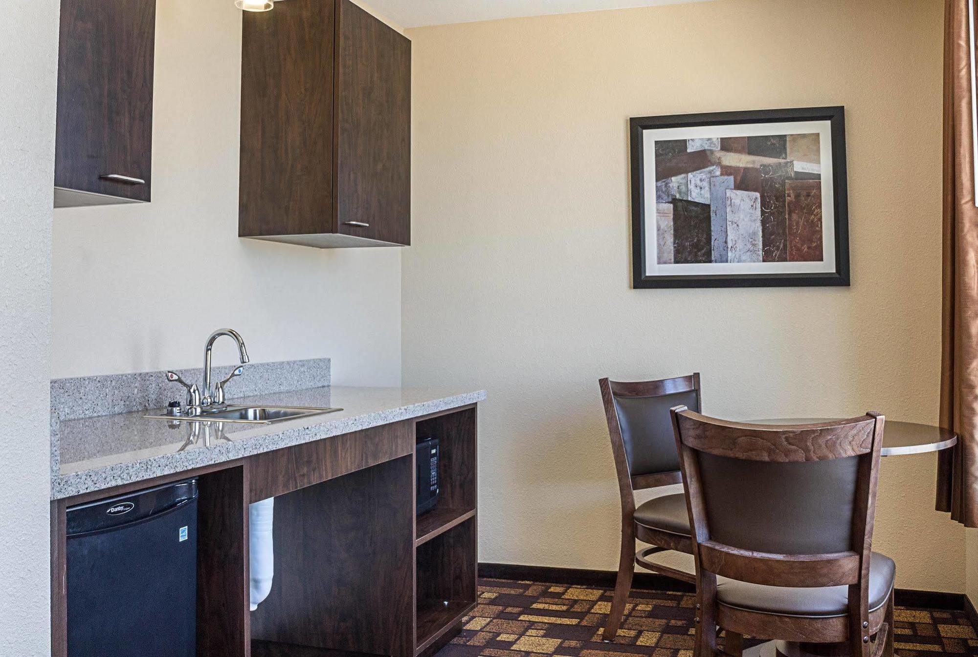 Quality Inn & Suites Minot Exterior photo