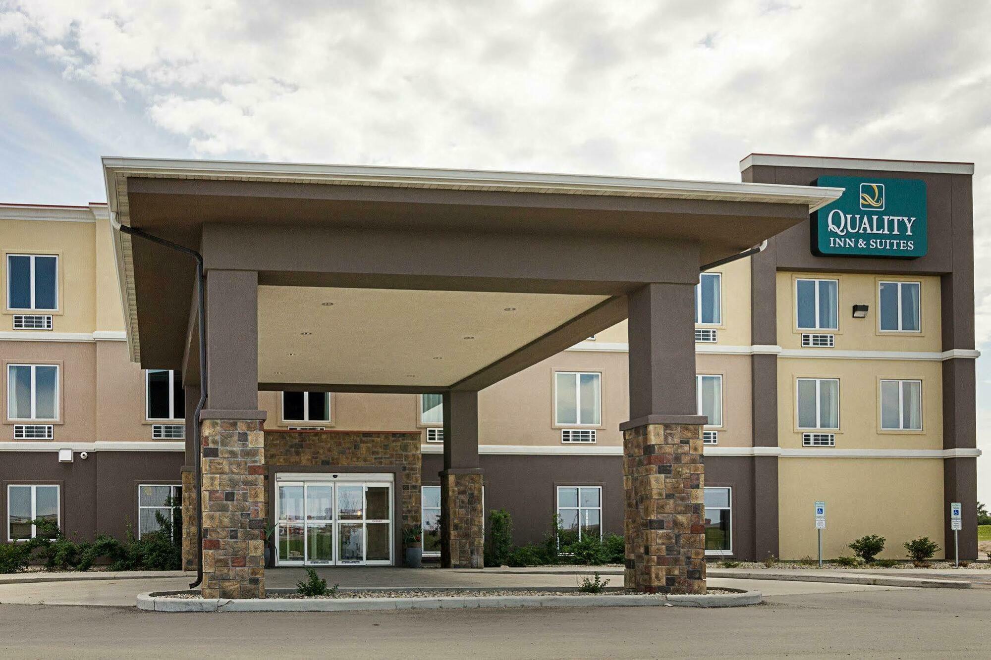 Quality Inn & Suites Minot Exterior photo